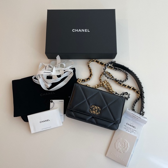 CHANEL 19 WALLET ON CHAIN - Picture 2 of 13
